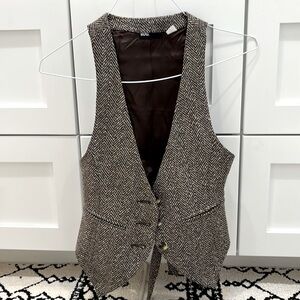 Adorable fitted herringbone vest.